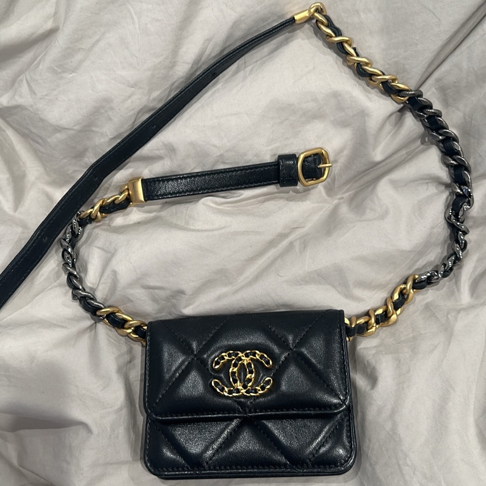 CHANEL 19 BLACK LAMBSKIN FLAP BELT BAG WITH CHAIN AND MULTICOLOR HARDWARE